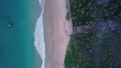 Toma-Aérea-De-Aguas-Turquesas,-Playa-Vacía-Y-Palmeras-En-La-Playa-De-Nacpan-Cerca-De-El-Nido-En-Palawan,-Filipinas