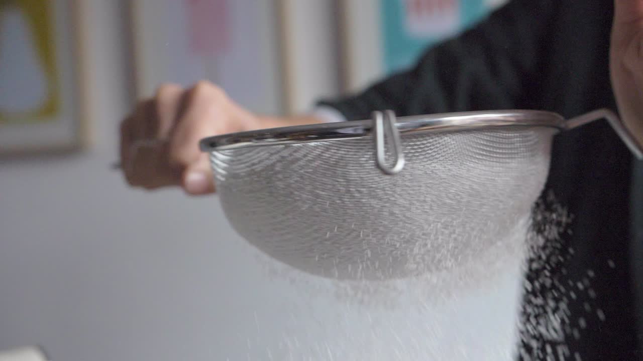 harina tamizada a cámara lenta