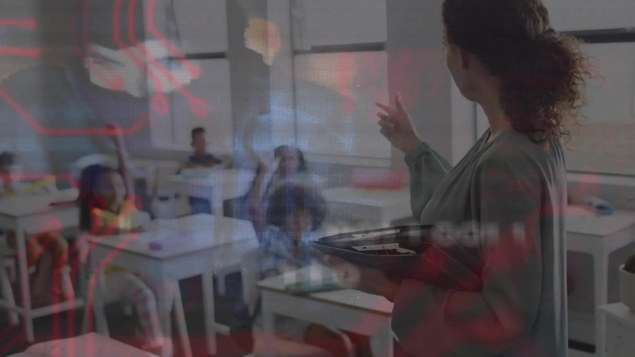 Insegnante che gira il tablet verso gli studenti e attiva grafici di circuiti per una lezione di tecnologia interattiva.