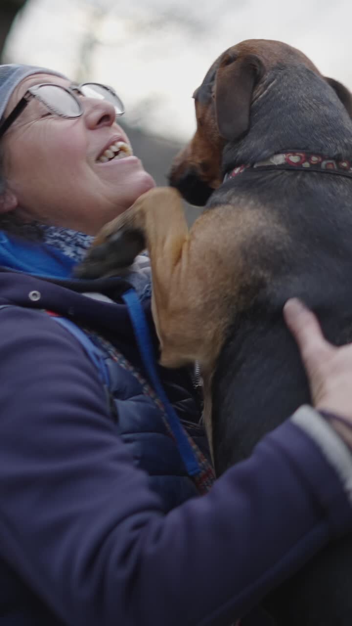 mujer interactuando con su perro