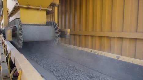 feeder supplies aggregate from the hot bin to the dryer via a conveyor belt