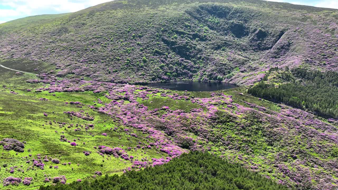 lugares épicos drones paisaje de la belleza salvaje de bat lough enclavado en el medio de las montañas knockmealdown atracción turística popular en tipperary