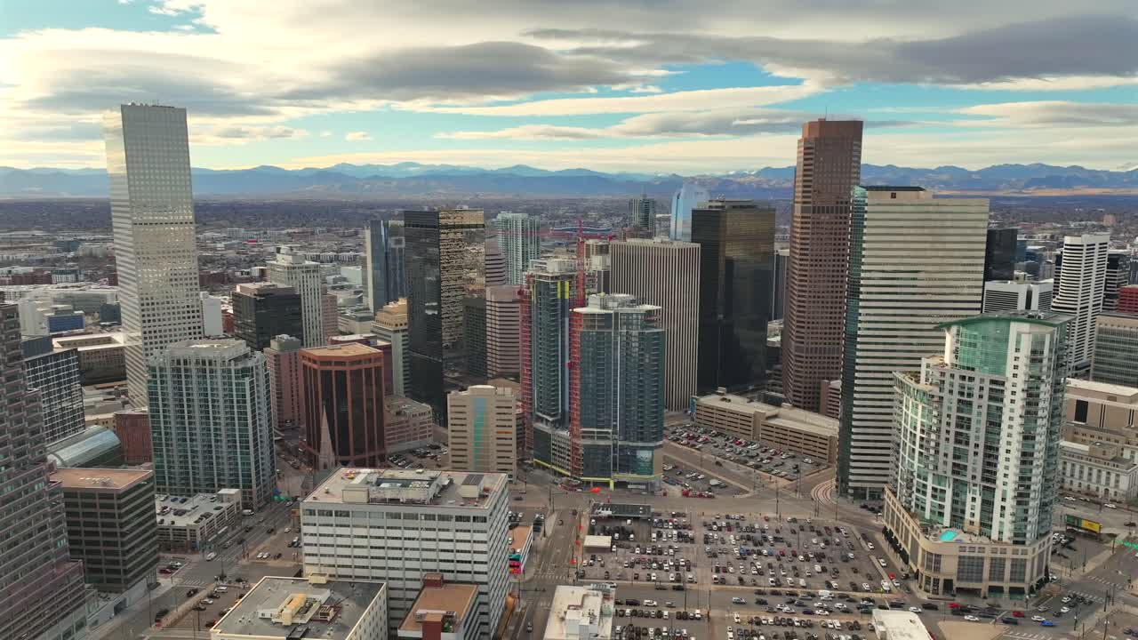 Ampia ripresa aerea con drone in volo verso lo skyline della città di Denver, in Colorado, con costruzioni e gru