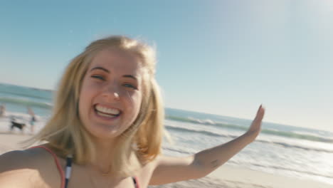 mujer hermosa teniendo video chat en la playa chica saludando a la cámara compartiendo vacaciones de verano usando teléfono inteligente mostrando aventura de viaje teniendo una experiencia de vacaciones divertida
