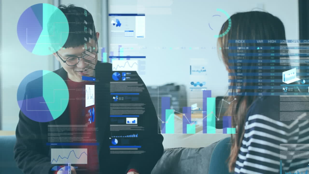 animación del procesamiento de datos financieros sobre diversas personas de negocios que trabajan en la oficina