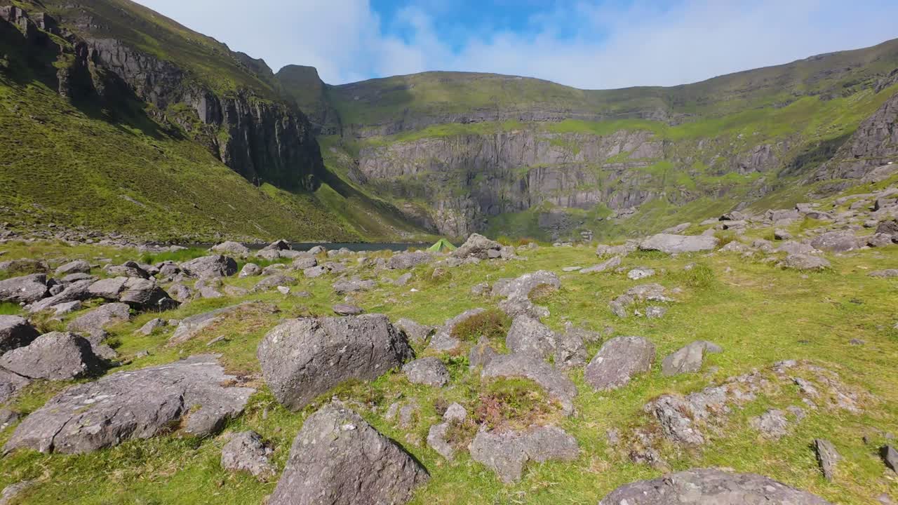 천막을 날아다니며 산에 있는 아름다운 호수를 드러내고 있습니다.