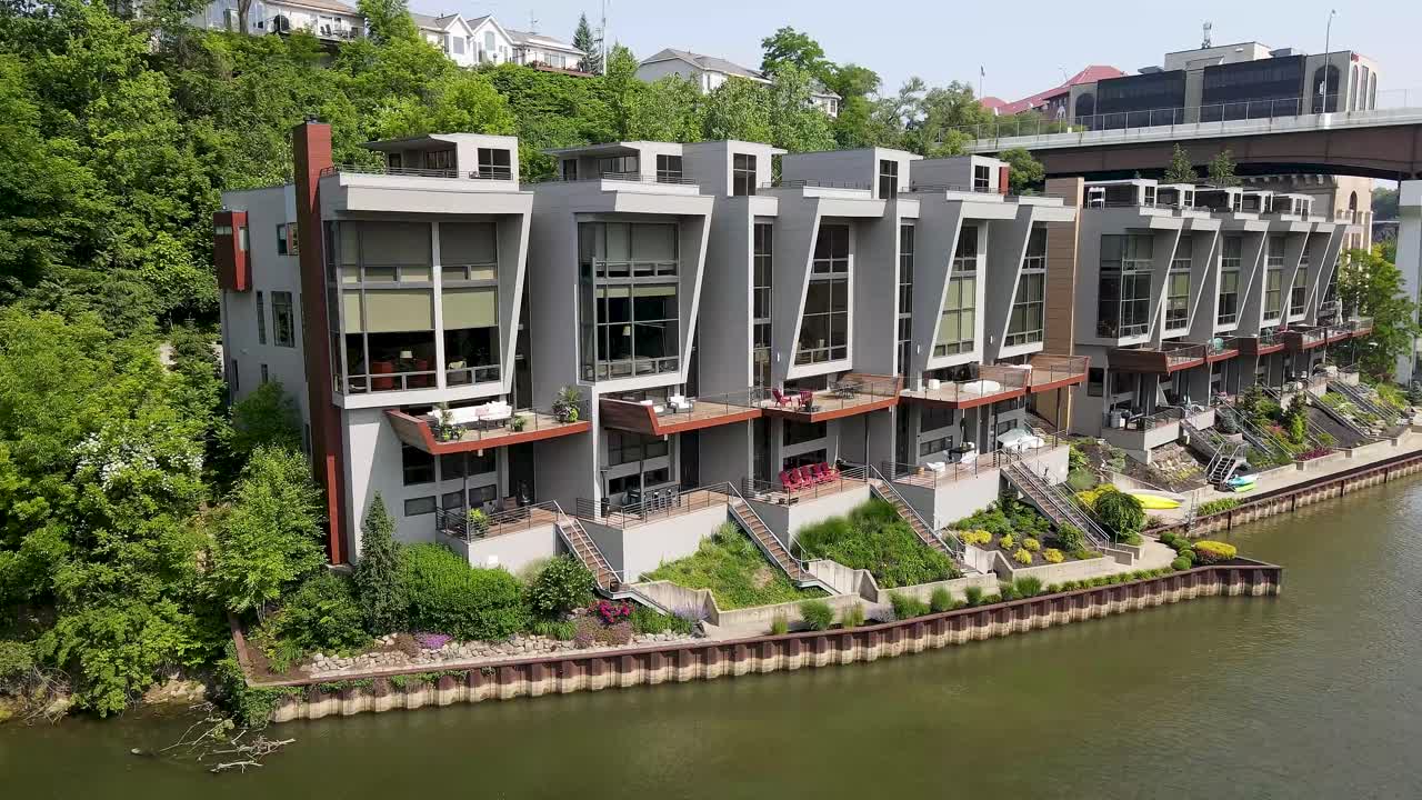 호수 앞에 있는 집들