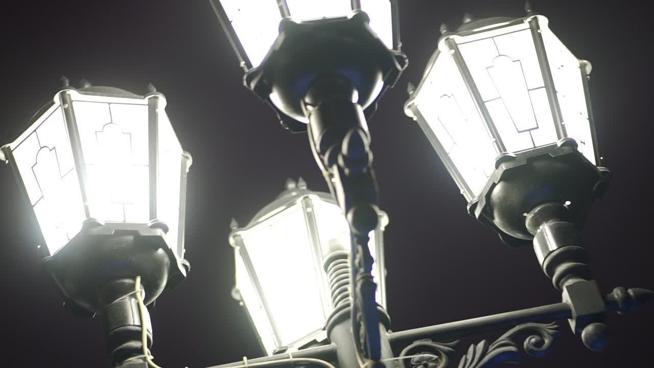 밤 에 장식 된 거리 램프