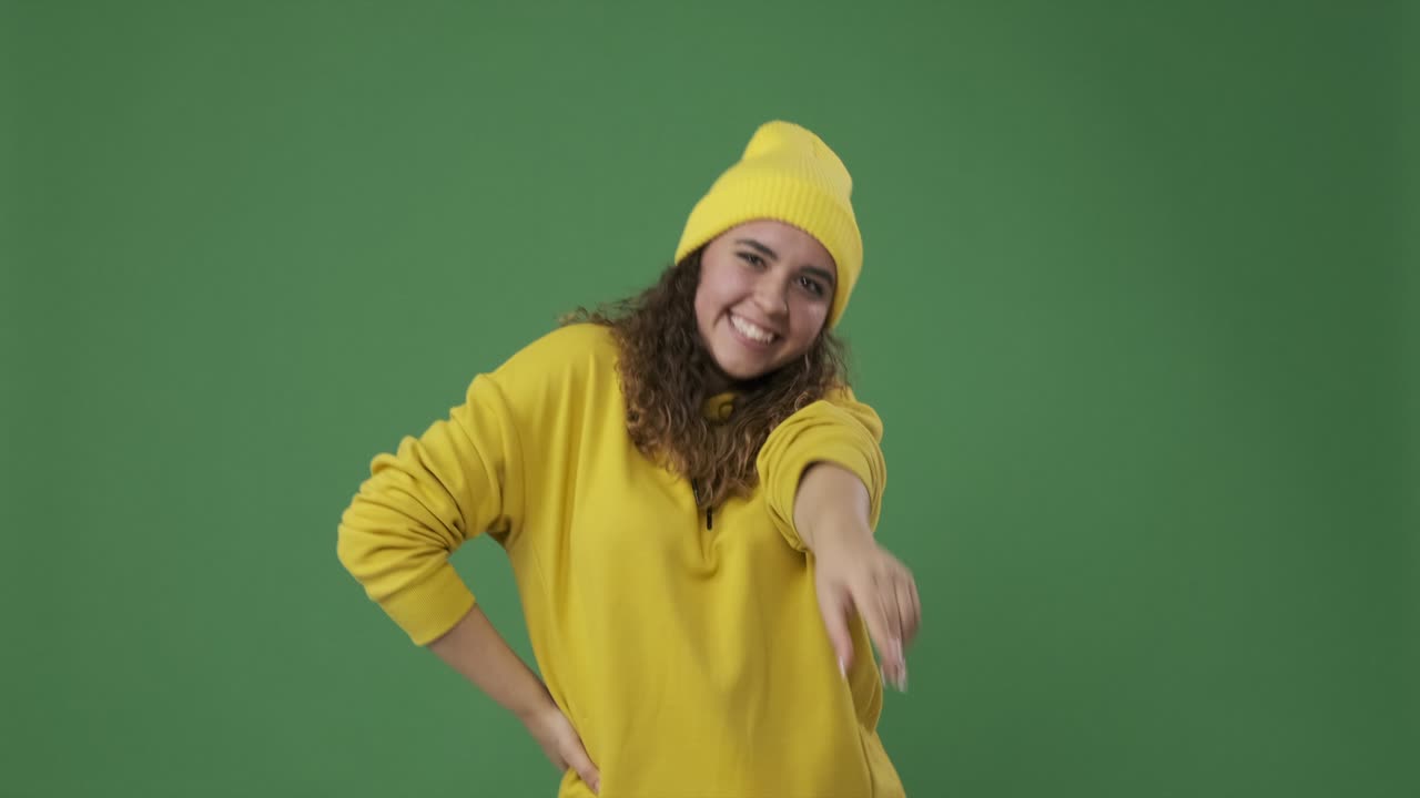 Šťastná žena ukazující gesto vítězství (písmeno V).