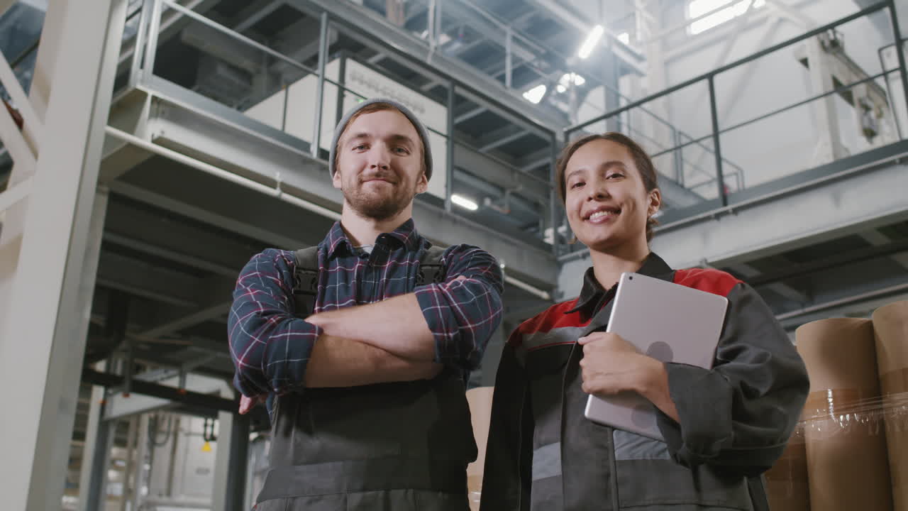 Retrato de jóvenes trabajadores de fábrica