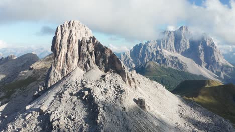 antena de la impresionante montaña becco di mezzodi, monte pelmo en segundo plano