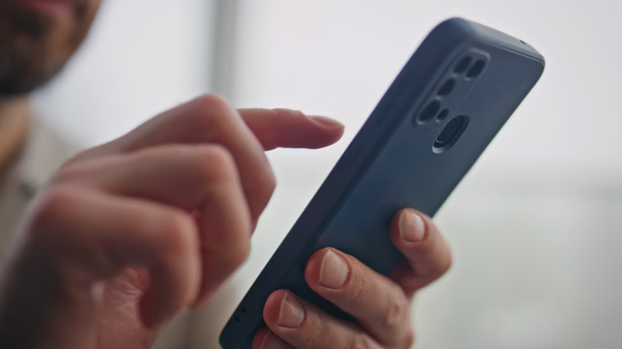 hombre relajado manos mensajería teléfono celular en ventanas panorámicas casa sola primer plano