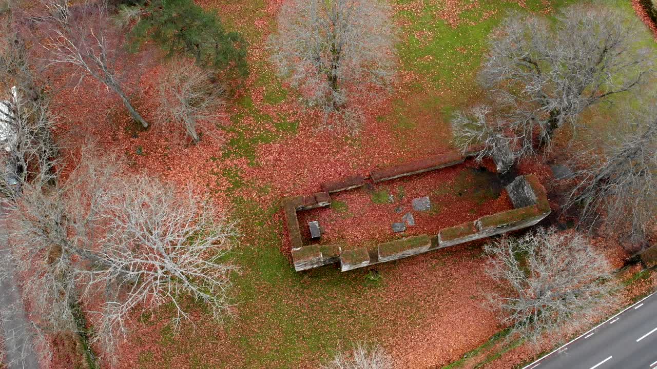 아름다운 경치가 아름다운 교회 폐허, 스칼스조 키르코루인, 스웨덴을 공전하는 하향식 전망