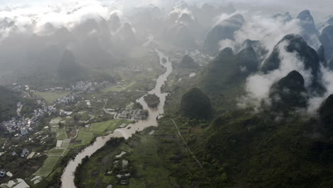 ciudad rural china en el valle de la montaña del río yulong, alta vista aérea