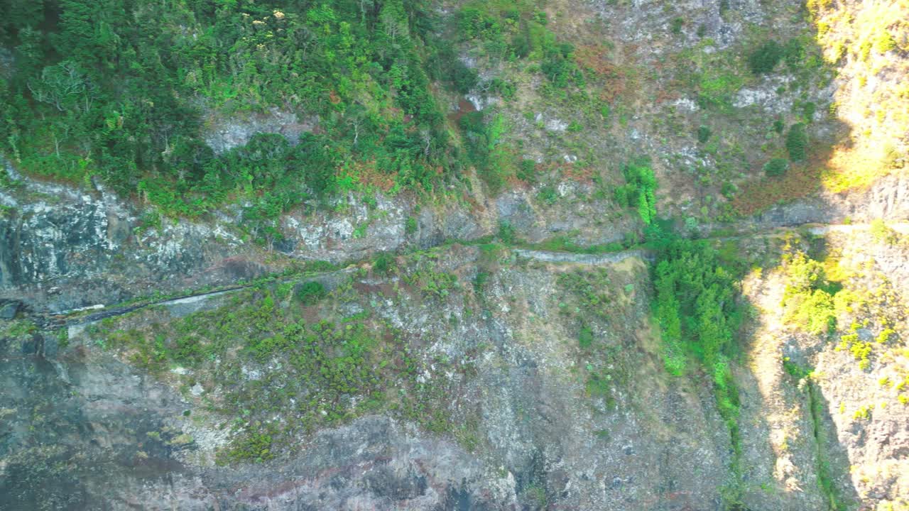 cerca del acantilado costero del océano atlántico en miradouro veu da noiva
