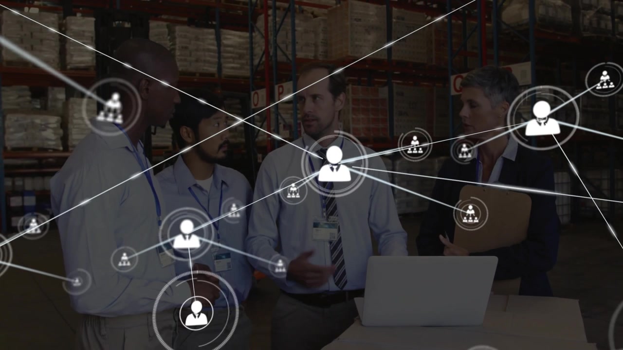 Colleghi che esaminano i dati del laptop e creano icone di rete animate che riempiono un magazzino logistico