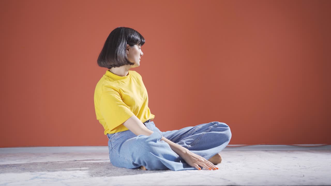 paranoid 여성은 집을 둘러보고 있습니다.