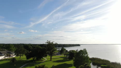 Puesta-De-Sol-Sobre-El-Lago-Apopka-En-Una-Hermosa-Tarde-De-Primavera