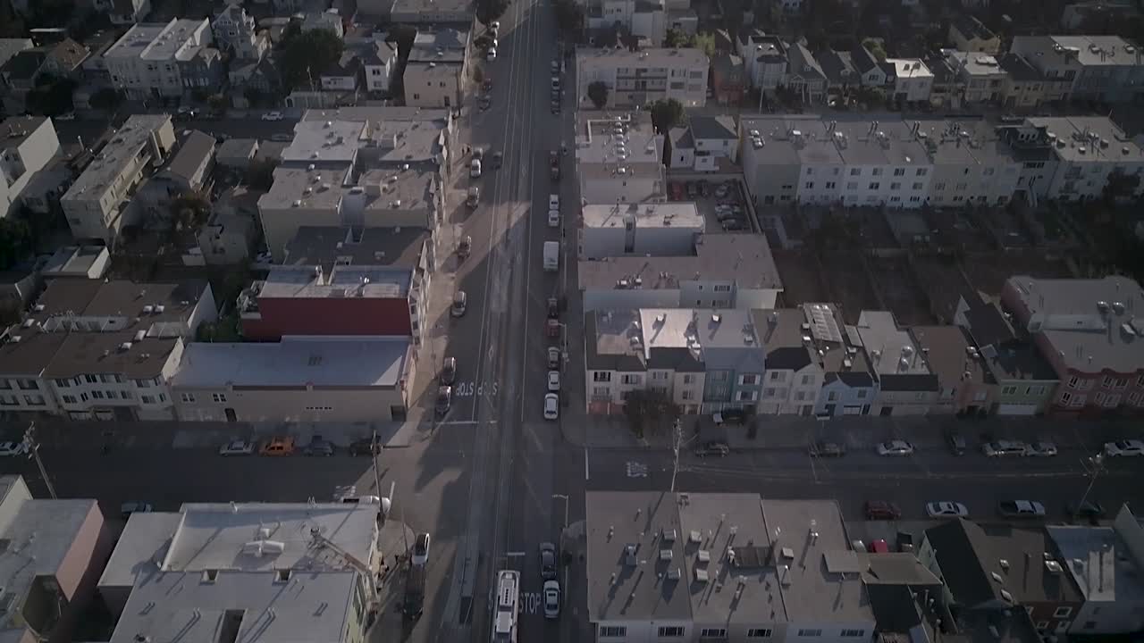 Vista drone con inclinazione verso l'alto dell'Outer Sunset e della Sutro Tower a San Francisco.