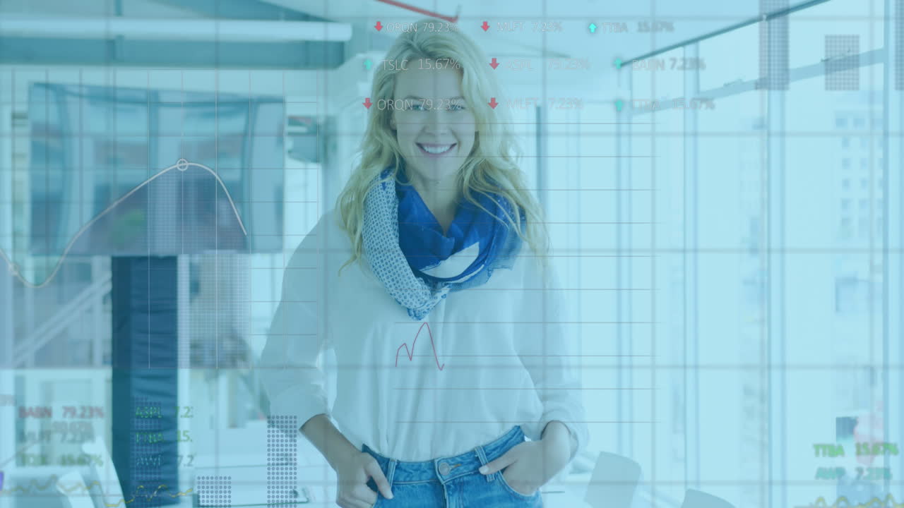 анимация обработки данных над кавказской бизнесменкой