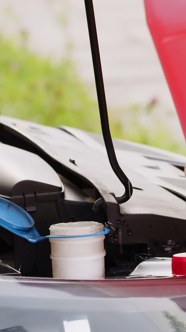 서비스 노동자 남자 붓는 자동차 유동체 앞유리 유리 빨간 세탁기 유리 청소기 여름 겨울 액체