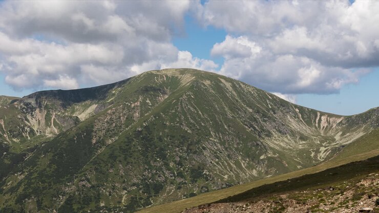 Lapso de tiempo sobre los Alpes Transalpina, Transilvania, Rumanía