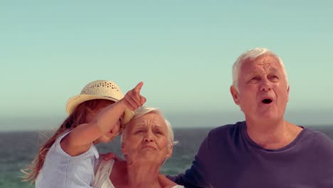 Familia-Extendida-Apuntando-Al-Cielo