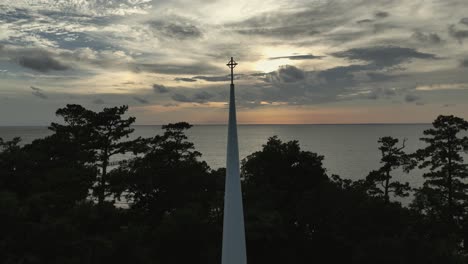 Punkt,-Wenn-Interesse-Blick-Auf-Ein-Kreuz-Und-Einen-Kirchturm,-Der-über-Fairhope,-Alabama,-Wacht