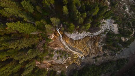 Wasserfall-Im-Wald,-Der-Sich-Dreht