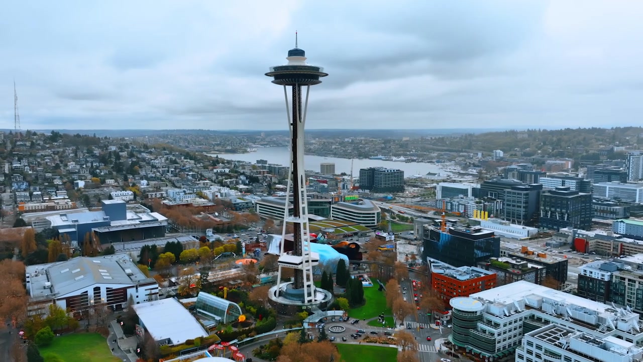 Kuuluisa Space Needle -torni kaupunkikuvassa. Tunnettu maamerkki Seattlessa, Washingtonin osavaltiossa, Yhdysvalloissa.