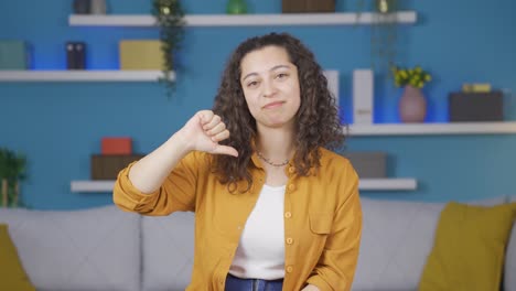 mujer joven mirando a la cámara con una expresión negativa.