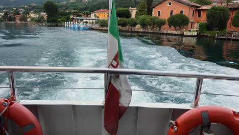 Vintage-Italian-Flag-On-The-Rear-Of-A-Ferry-Boat-In-Lake-Iseo-in-Lombardy,-Italy