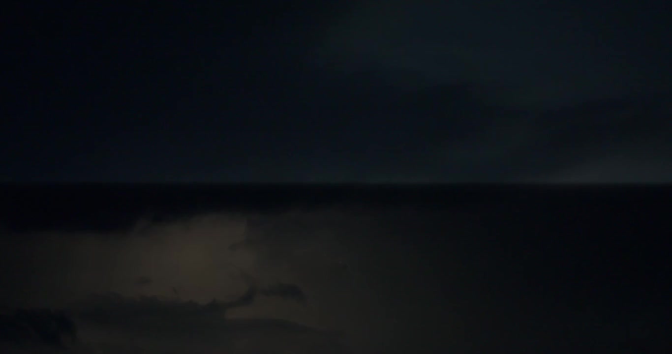 Temporale notturno, telecamera puntata verso il cielo notturno