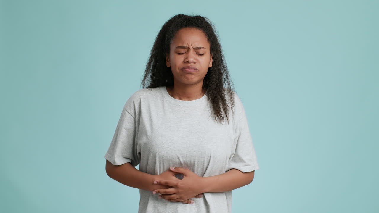 mujer con dolor de estómago