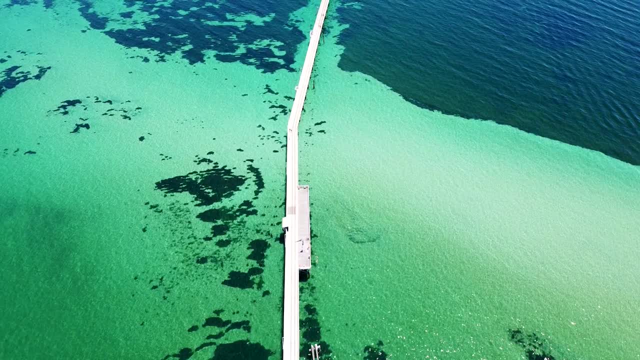 공중 - 오스트레일리아 서부 바다로 뻗어 있는 부두의 조감도 드론 샷