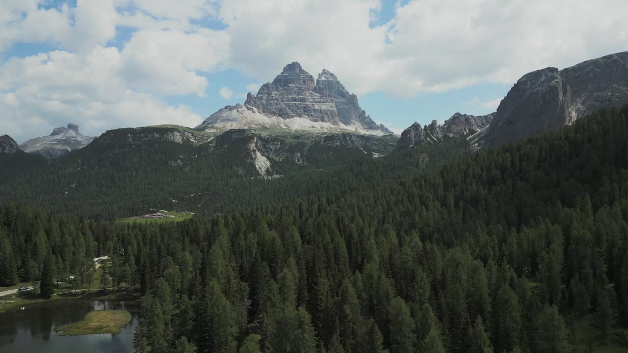 Ripresa aerea del Lago d'Antorno, con movimento orizzontale e ascendente.