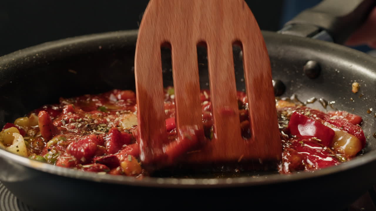 cocinar verduras en una sartén