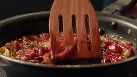 cocinar verduras en una sartén