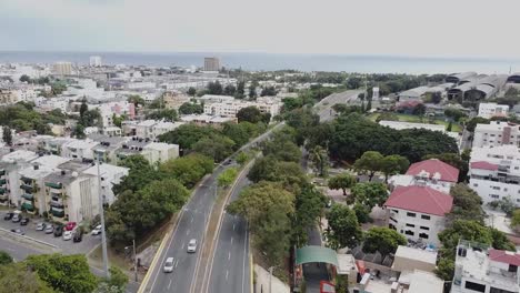 Vista-De-Drones-Del-Parque-Mirador-En-El-Fondo-De-La-Gran-Ciudad-De-Santo-Domingo,-Zona-Tranquila-De-La-Ciudad-Con-Zona-Verde