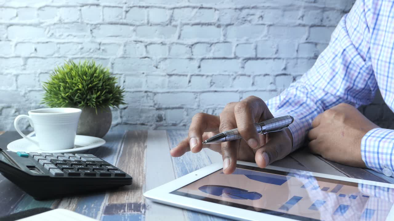 hombre de negocios trabajando en una tableta