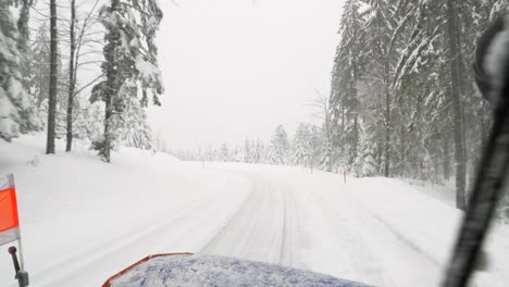 vista desde la cabina del conductor de la máquina quitanieves mientras se despeja la carretera nevada