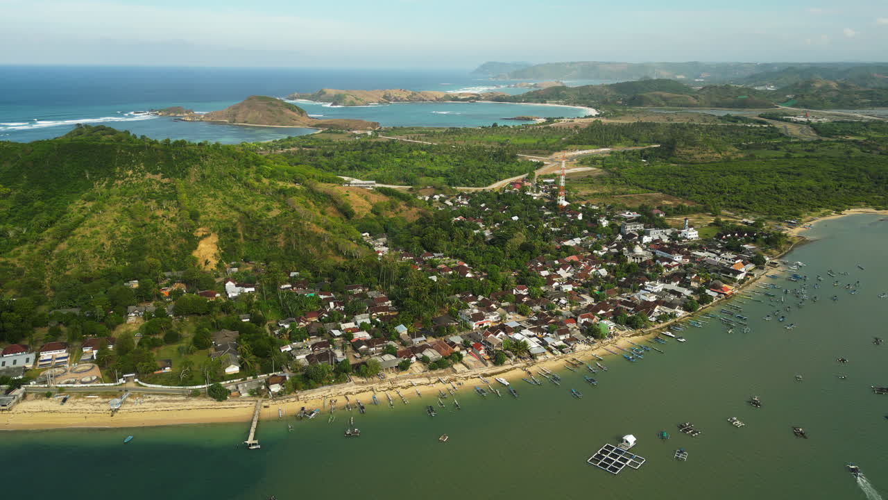 la playa de gerupuk en el centro de lombok en indonesia, vista aérea