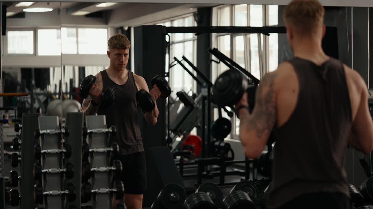 체육관 에서 무게 를 들어 올리는 남자