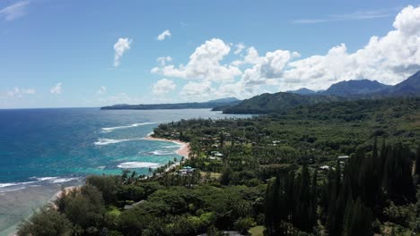 Amplia-Toma-Aérea-Sobrevolando-El-Pequeño-Pueblo-Hawaiano-De-Haena-En-La-Isla-De-Kaua&#39;i.