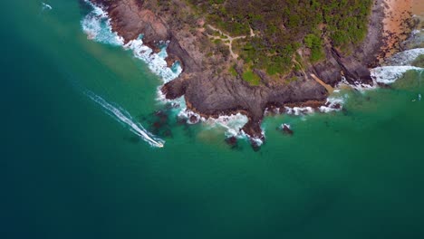 hermosa costa con lancha de vela en el paseo marítimo turquesa en noosa heads, queensland, australia