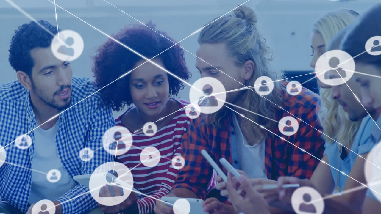 animación de la red de conexiones con las personas iconos sobre diversas personas de negocios