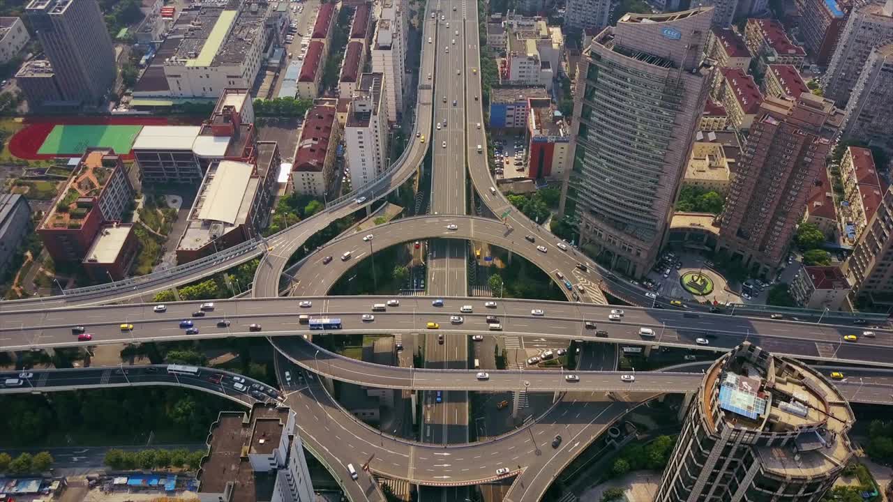china día soleado ciudad de shanghai famoso tráfico redondo cruce de carreteras vista aérea superior 4k