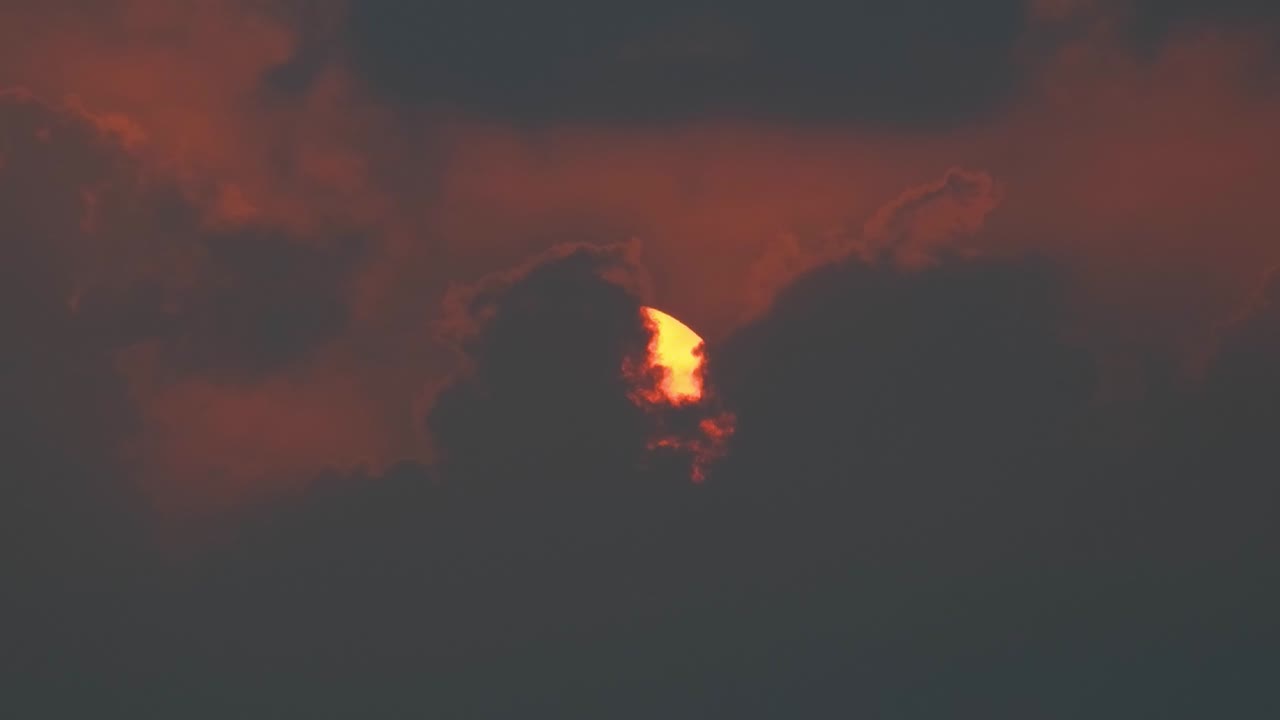 일출 타임 스 (sunrise time-lapse) - 일찍 뜨는 태양이 구름 뒤에서 드러난다.