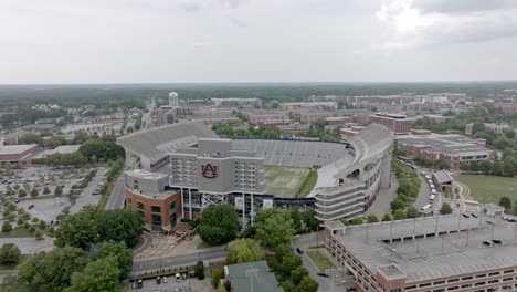 Jordan-Hare-Stadium-at-Auburn-University-in-Auburn,-Alabama-with-drone-video-moving-in-a-circle