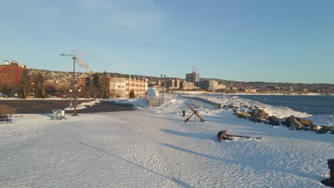 Goldene-Stunde-In-Einem-Hotel-Am-Ufer-Des-Lake-Superior-In-Duluth,-Minnesota